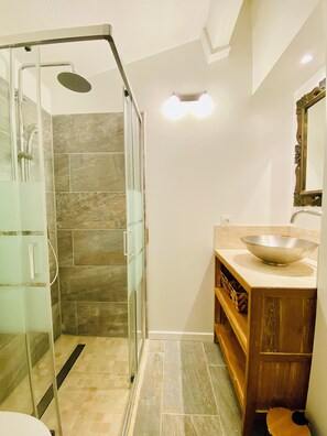 Dusche, Haartrockner, Handtücher, Toilettenpapier