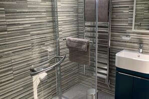 Dusche, Haartrockner, Handtücher, Toilettenpapier