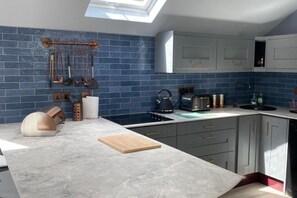 Een koelkast, een microgolfoven, een oven, een kookplaat