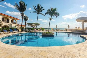 Outdoor pool - Beachfront 3b ground-level condo with stunning Caribbean Sea views in Playacar 1 (Playa del Carmen)