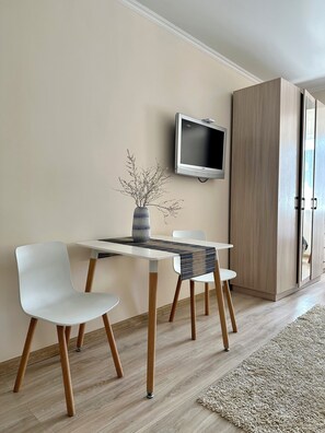 Dining - "Cancun" cozy studio in center of Almaty with WiFi, AC (Almaty)
