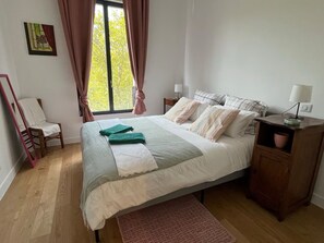 3 bedrooms, iron/ironing board, WiFi, bed sheets