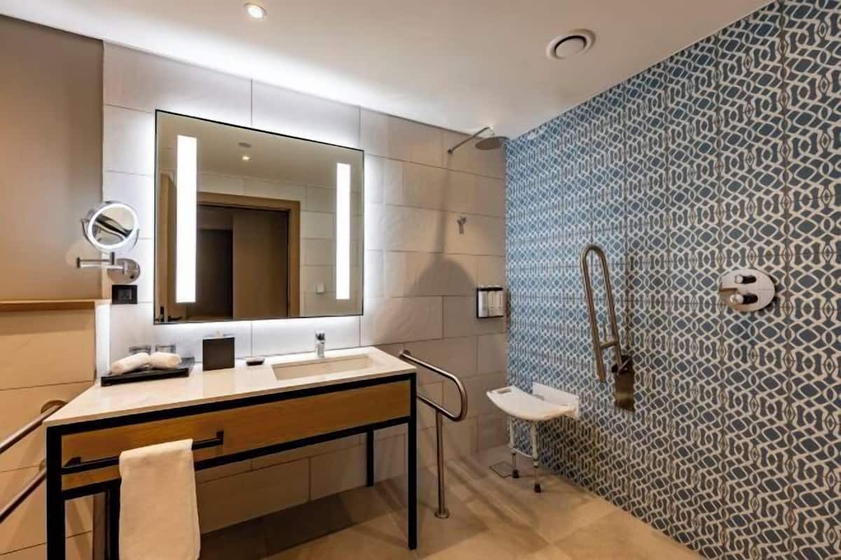Ducha, cabezal de ducha tipo lluvia, secador de pelo, pantuflas