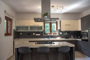Private kitchen - Relaxing Istrian Home with Pool, Garden, Barbecue - Family & Pet Friendly (Bužinija)