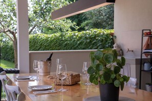 Outdoor dining - Relaxing Istrian Home with Pool, Garden, Barbecue - Family & Pet Friendly (Bužinija)