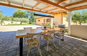 Outdoor dining - Relaxing Istrian Home with Pool, Garden, Barbecue - Family & Pet Friendly (Bužinija)