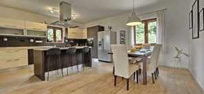 Private kitchen - Relaxing Istrian Home with Pool, Garden, Barbecue - Family & Pet Friendly (Bužinija)