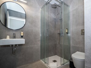Douche, douche à « effet pluie », serviettes fournies, savon