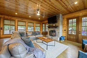 Smart TV, fireplace, video games, foosball - NEW! Waterfront Pond Cabin:Kayak, Fish,GameRoom (Broken Bow)