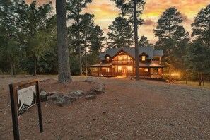 Exterior - NEW!Private Creek,Sunken Hot Tub,PoolTable,Playset (Broken Bow)