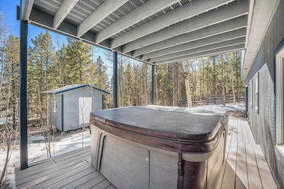 Cute & Cozy 3 Bedroom Home w/ Hot Tub and complimentary Gift Basket
