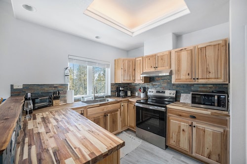 Cute & Cozy 3 Bedroom Home w/ Hot Tub and complimentary Gift Basket