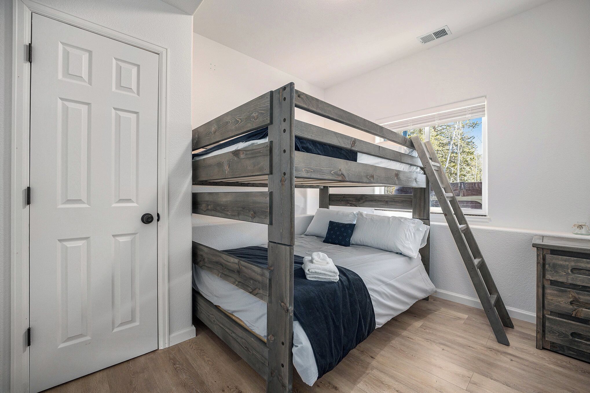 3 habitaciones, tabla de planchar con plancha, wifi y ropa de cama 