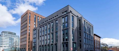 Vista frontal de la propiedad