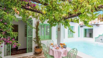 Apartment, 4 Bedrooms, Smoking | Outdoor dining