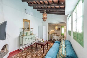 Apartment, 4 Bedrooms, Smoking | Living area