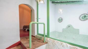 Apartment, 4 Bedrooms, Smoking | Interior