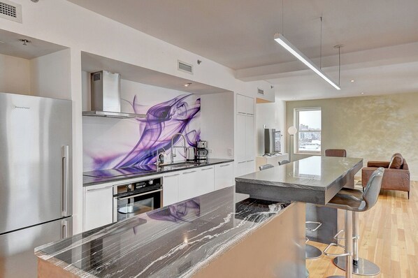 Kylskåp, mikrovågsugn, ugn och spishäll