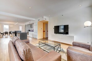 Smart TV - 5mn place des arts, spacious top floor apartment with parking space (Montréal)