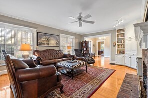 Smart-TV, Kamin, DVD-Player, Bücher