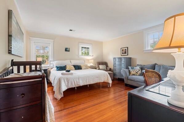 7 bedrooms, desk, iron/ironing board, travel cot