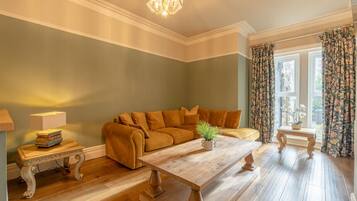 Smart-tv, eldstad, en stereo och kontor