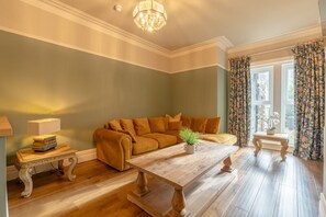 Smart-tv, eldstad, en stereo och kontor