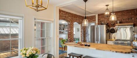 Fridge, oven, stovetop, dishwasher