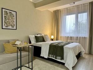 1 bedroom, iron/ironing board, WiFi, bed sheets - "Singing birds" charming studio in center of Almaty with WiFi, AC (Almaty)