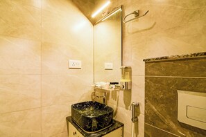 Une salle de bain avec un lavabo en marbre, un miroir et une douche.