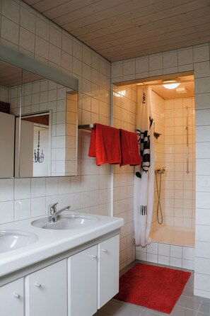 Regadera, secadora de cabello, toallas, papel de baño 
