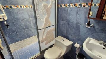 Douche, serviettes fournies, savon, papier de toilette