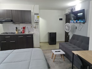 In-room safe, desk, blackout curtains, free WiFi - RG33 ApartaSuites (Medellín)