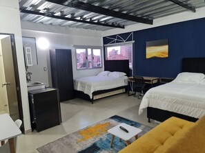 Kamar Twin Comfort | Brankas, meja kerja, tirai kedap cahaya, dan Wi-Fi gratis