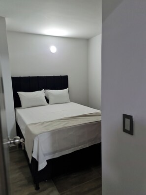 Superior Suite | In-room safe, desk, blackout drapes, free WiFi - RG33 ApartaSuites   (Medellín)