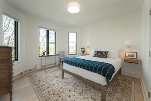 2 bedrooms, desk, iron/ironing board, travel crib