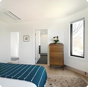 2 chambres, bureau, fer et planche à repasser, lit parapluie