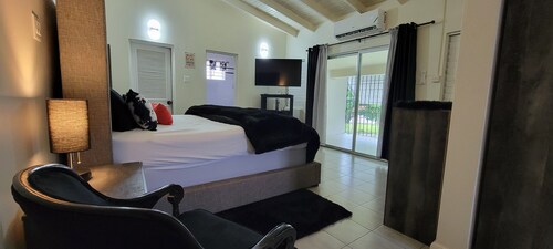 Hallelujah House - 3BR Retreat w/ Chef, Beach, & Island Experiences