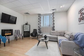 TV, fireplace