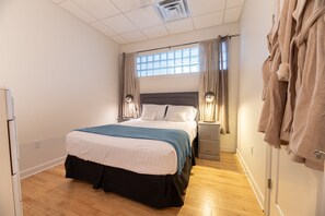 1 bedroom, iron/ironing board, free WiFi, bed sheets - Wine & Waves | Downtown Rooftop Deck | Fireplace (Saint Joseph)