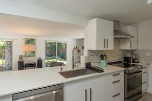 Fridge, oven, stovetop, dishwasher - Naples Paradise home with pool (Naples)