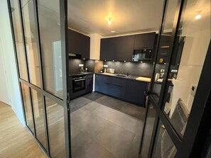 Private kitchen - Richard Lenoir 8 people facing Metro Clim 1 fully-equipped elevator. (Paris)