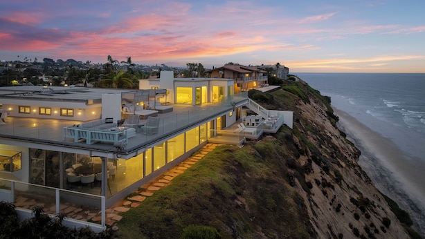 A modern coastal house with a glass facade, a rooftop deck, and a view of the beach. - Encinitas Shores - Beachfront, Ocean View & Patio (Encinitas)