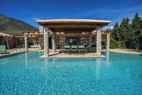 Villa Aoidi with swimming pool near Delphi