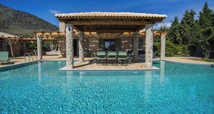 Villa Aoidi with swimming pool near Delphi