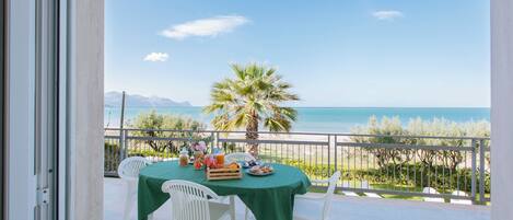 تناول الطعام بالخارج