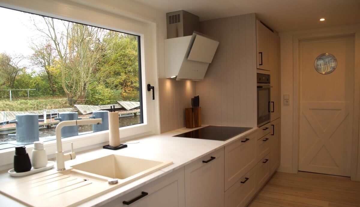 冷蔵庫、オーブン、食器洗い機、コーヒー / ティーメーカー