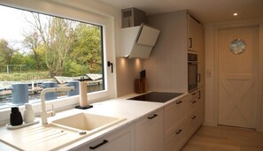 Fridge, oven, dishwasher, coffee/tea maker