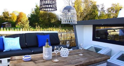 Houseboat with hot tub, sauna, wood-burning stove, air conditioning, lounge, sun deck and garden with dinghy directly behind the dike in Otterndorf