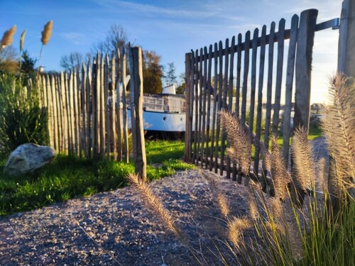 Hausboot mit Sauna, Kaminofen, Klimaanlage, Lounge, Hot Tub (April-Oktober), Sonnendeck und Garten mit Buddelschiff direkt hinterm Deich in Otterndorf